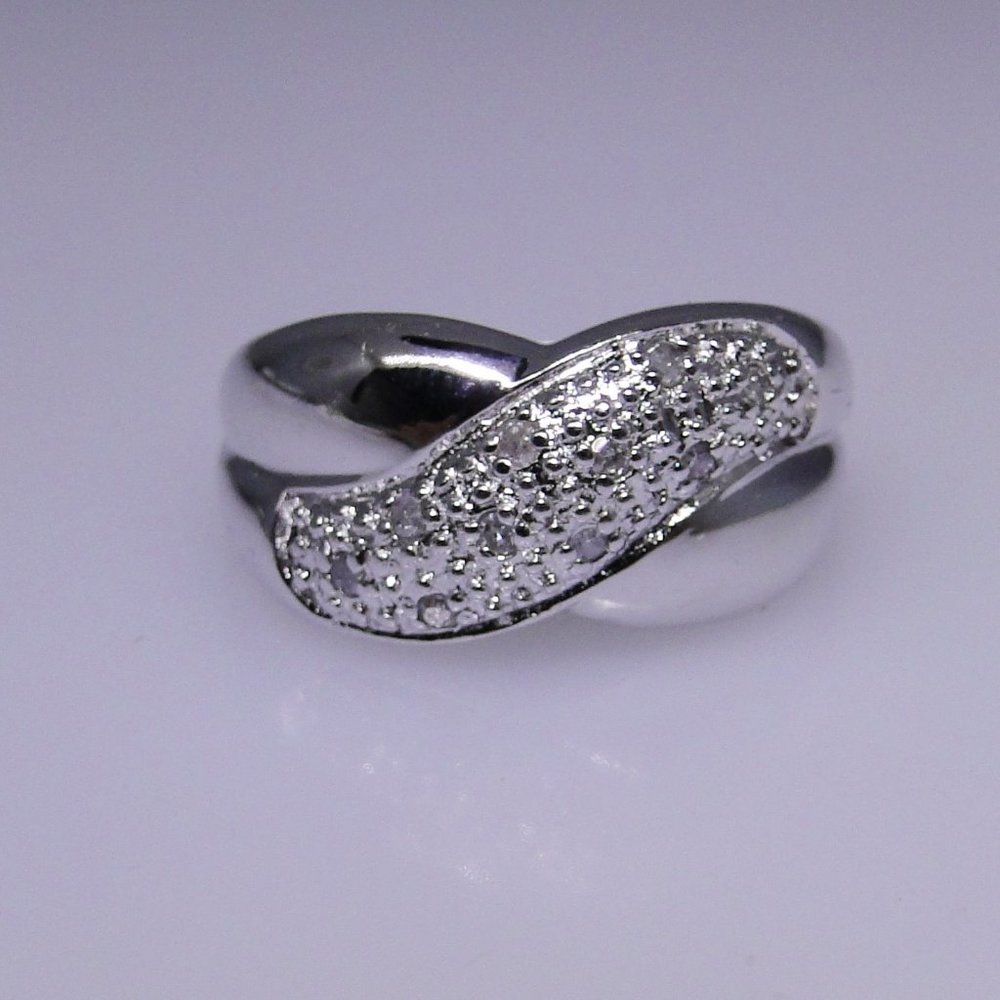 Stylish sterling silver diamond ring, NWOT, sz: 7